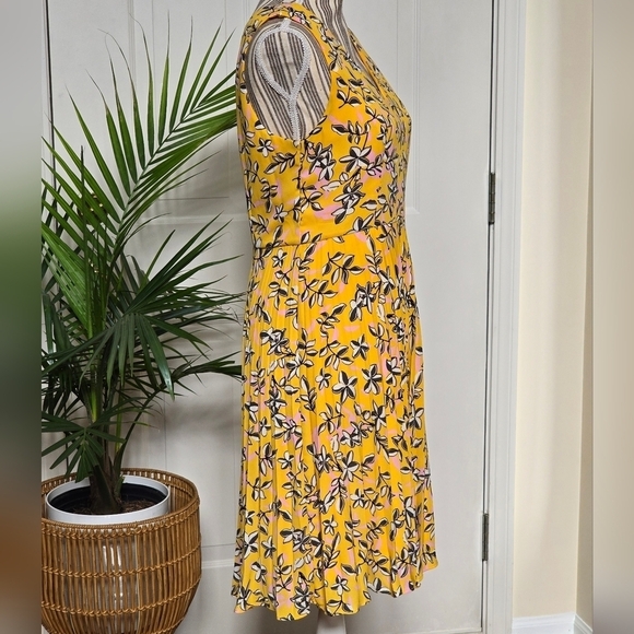 Banana Republic Women's Yellow Flower Pleated Dress Size 6 - Picture 6 of 6